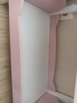 Cuna de muñecas rosa y blanca