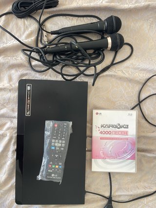 LG Blu-ray 3D Karaoke BKS-4000 + 2 Micrófonos