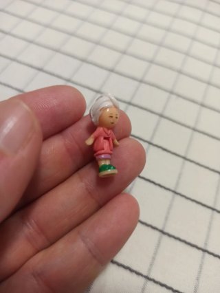 Muñeca Polly Pocket anciana