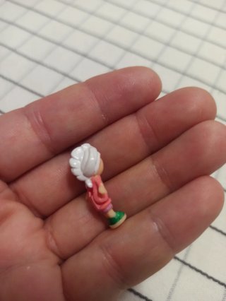 Muñeca Polly Pocket anciana