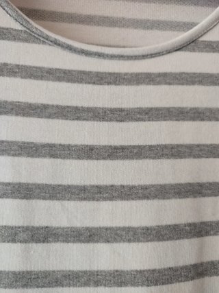 Vestido de rayas gris y blanco
