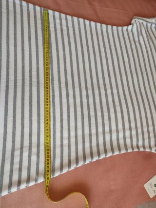 Vestido de rayas gris y blanco