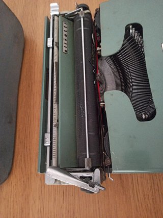 Olivetti Pluma 22 con maletín original