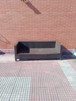 Sofa de mimbre marrón de 2m.