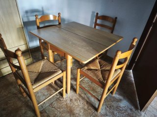 Mesa de cocina y 4 sillas de madera