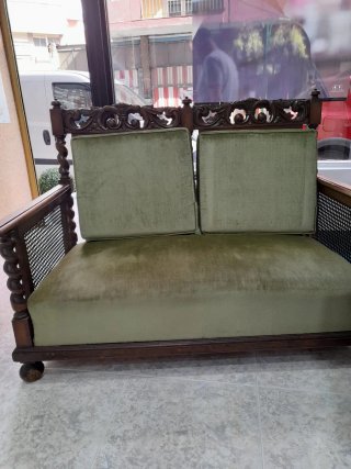 Sofá madera tallada y terciopelo verde