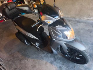 Moto Scooter 125cc Gris y negro
