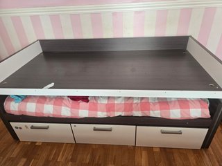 Cama mesa naranja y gris