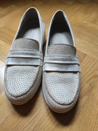 Mocasines beige y dorados