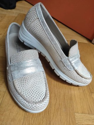 Mocasines beige y dorados