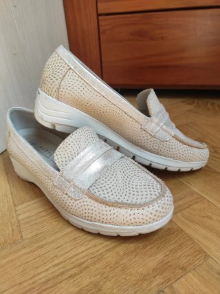 Mocasines beige y dorados
