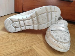 Mocasines beige y dorados