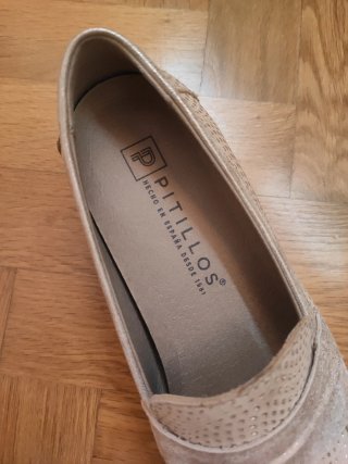 Mocasines beige y dorados