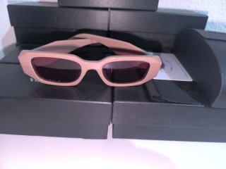Gafas de sol marrones y moradas