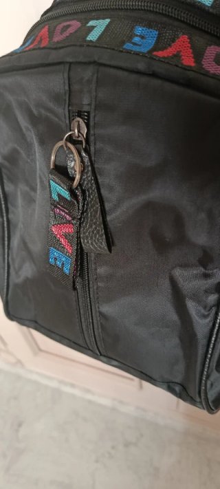 Mochila juvenil negra con estampado LOVE