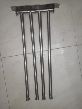 Toallero de metal plateado