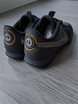 Zapatillas Nike Tiempo Negras y Doradas
