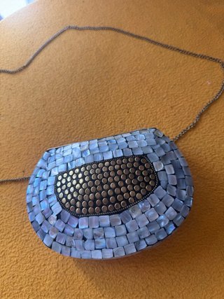 Bolso de pedrería con cadena