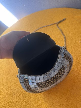 Bolso de pedrería con cadena