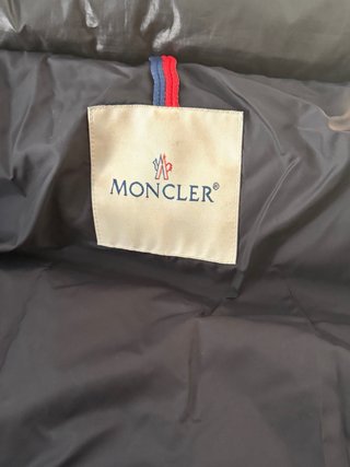 Chaqueta Moncler Negra con Capucha y Pelo