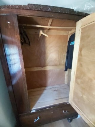 Armario antiguo de madera