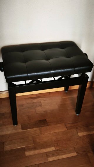 Taburete de piano negro acolchado