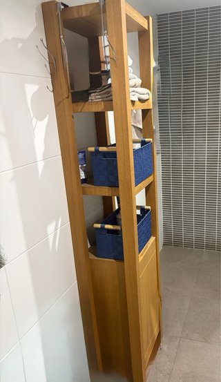 Mueble auxiliar baño madera y cesto azul