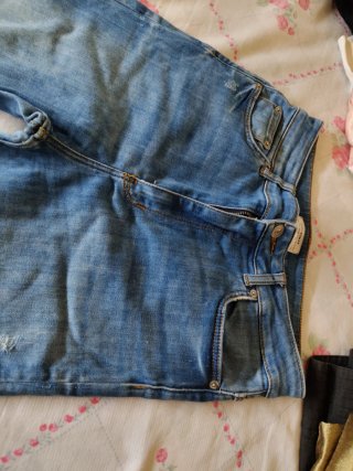 Pantalón pitillo elástico desgastado