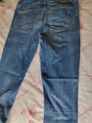 Pantalón pitillo elástico desgastado