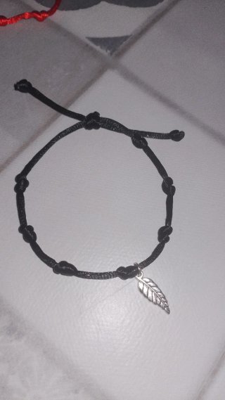 Pulsera 7 nudos negra con charm hoja