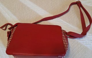 Bolso de hombro rojo con detalles tejidos