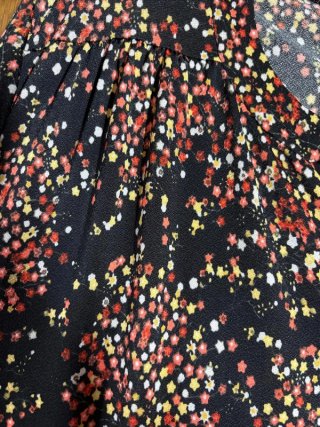 Blusa fluida de flores multicolor