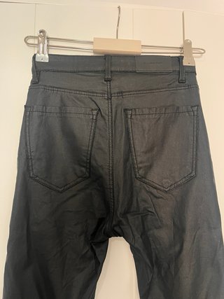Pantalones Stradivarius efecto cuero talla 36