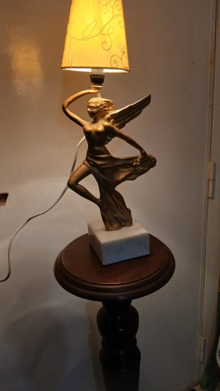 Lampada da tavolo design donna alata