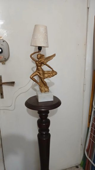 Lampada da tavolo design donna alata