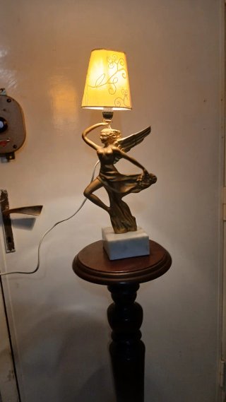 Lampada da tavolo design donna alata