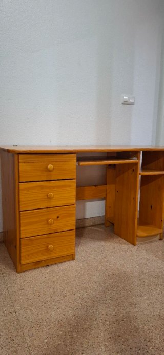 Escritorio de madera con cajones