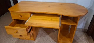 Escritorio de madera con cajones
