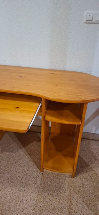 Escritorio de madera con cajones