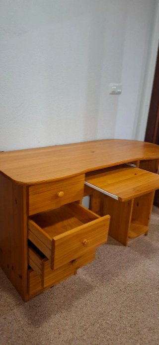 Escritorio de madera con cajones