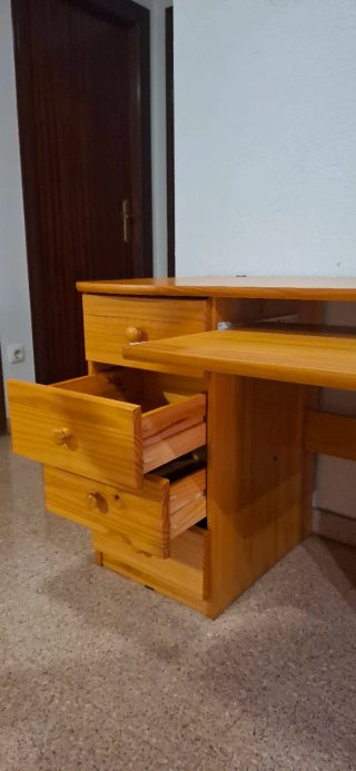 Escritorio de madera con cajones