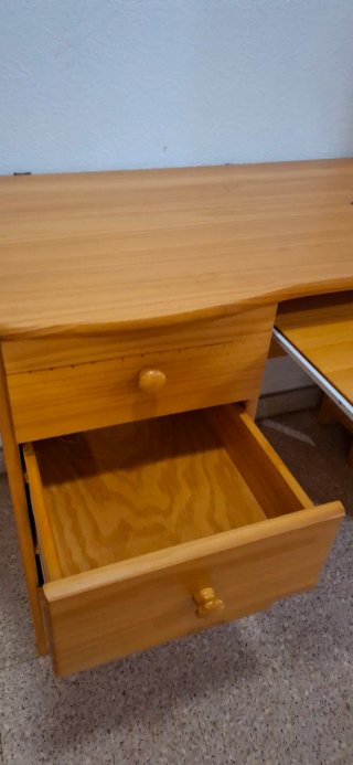 Escritorio de madera con cajones