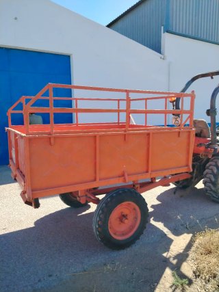 Remolque tractor pequeño naranja