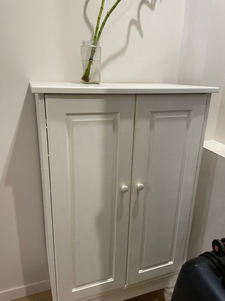 Cómoda blanca de madera