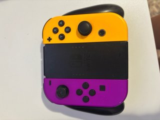 Nintendo Switch, 2 mandos y fundas