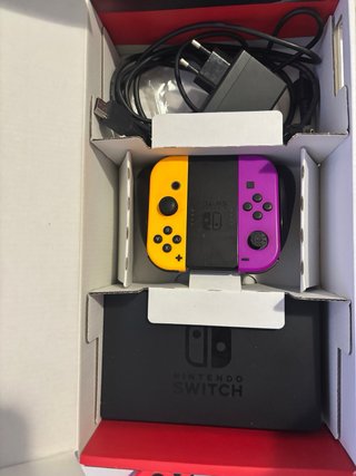 Nintendo Switch, 2 mandos y fundas