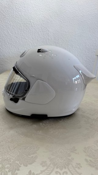 Casco Arai Quantic con intercom Sena