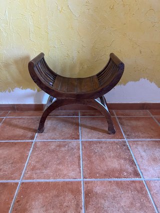 Silla de madera estilo curvo
