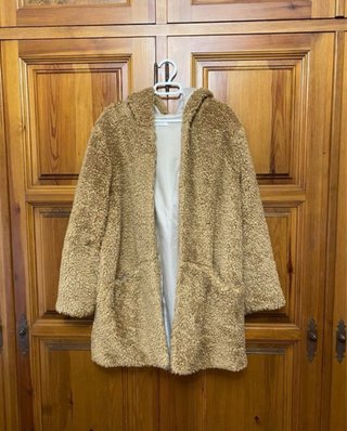 Chaqueta pelo. Abrigo con capucha.