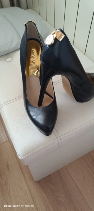 Tacones Michael Kors Negros con Detalle Dorado